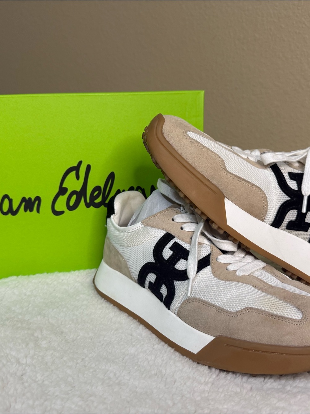 Sam Edelman White Beige Sneakers with Black Logo - Picture 9 of 13